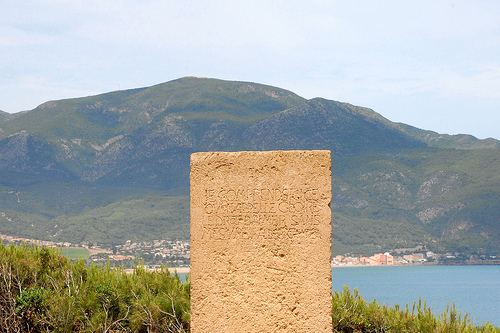 Stèle en à la mémoire des Noces à Tipaza d'Albert Camus